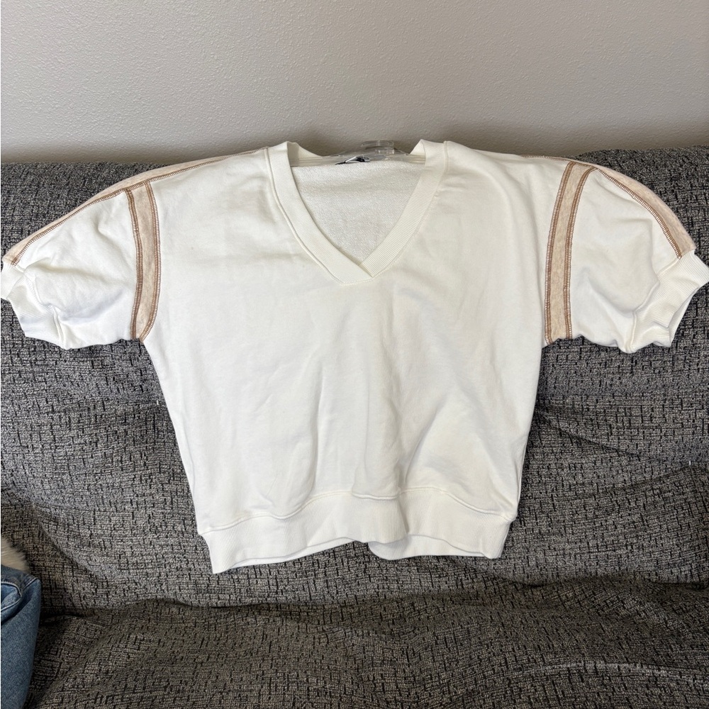 Evereve White and Tan Sweatshirt